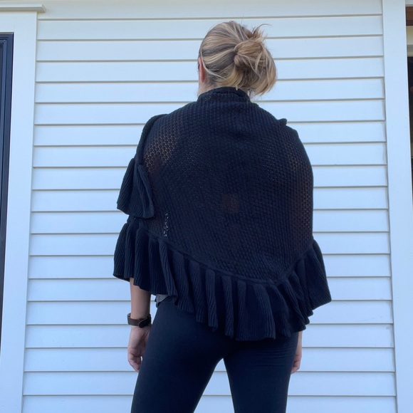 Elizabeth Gillett NYC black knit ruffle shawl - Picture 5 of 5